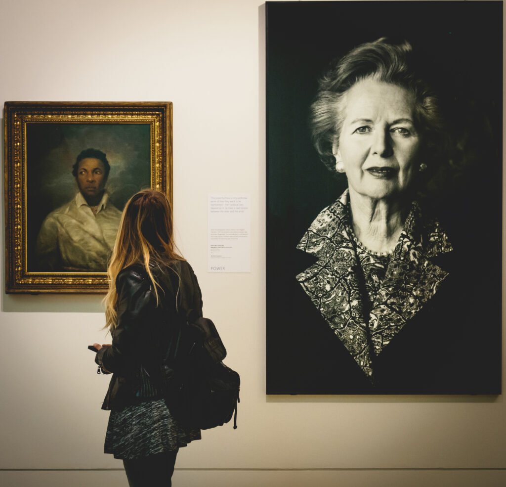 devojka gleda sliku margaret tacer u muzeju