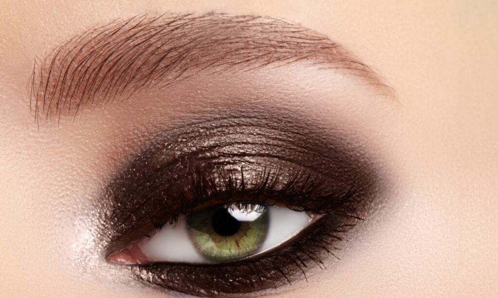 Vrlo tamno braon, bronzana senka i zeleno oko. Ispod oka je takođe senkom istom bojom izvučena linija.
