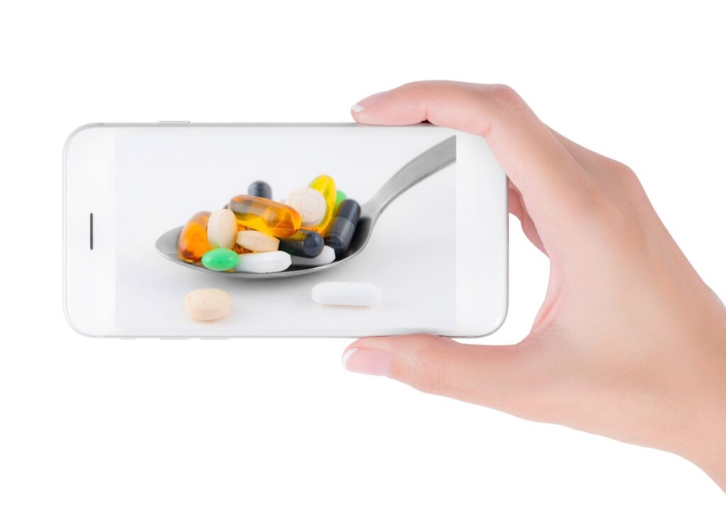 Različiti vitamini u kašici, snimljeni mobilnim telefonom