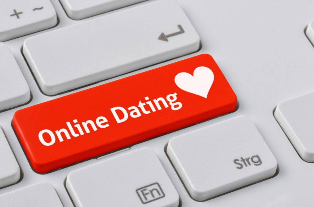 Online dating, fraza crvene boje sa srcem, prikazana kao deo tastature za komjuter