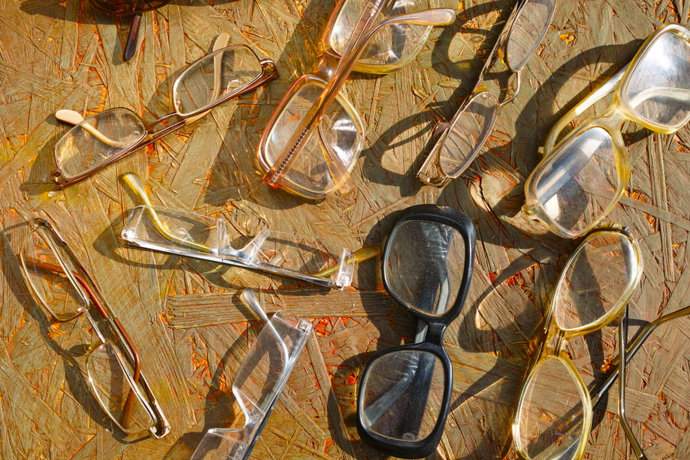 Kolekcija naočara-razne naočare na gomili.
