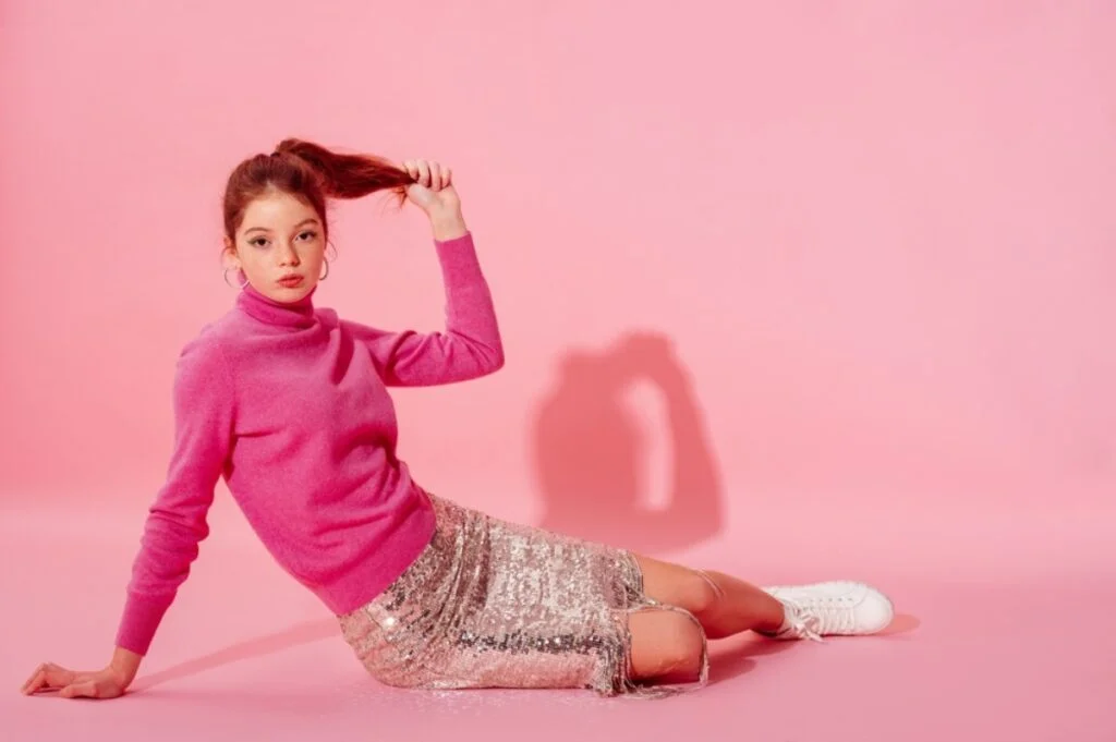 Devojka u roza džemperu od kašmira