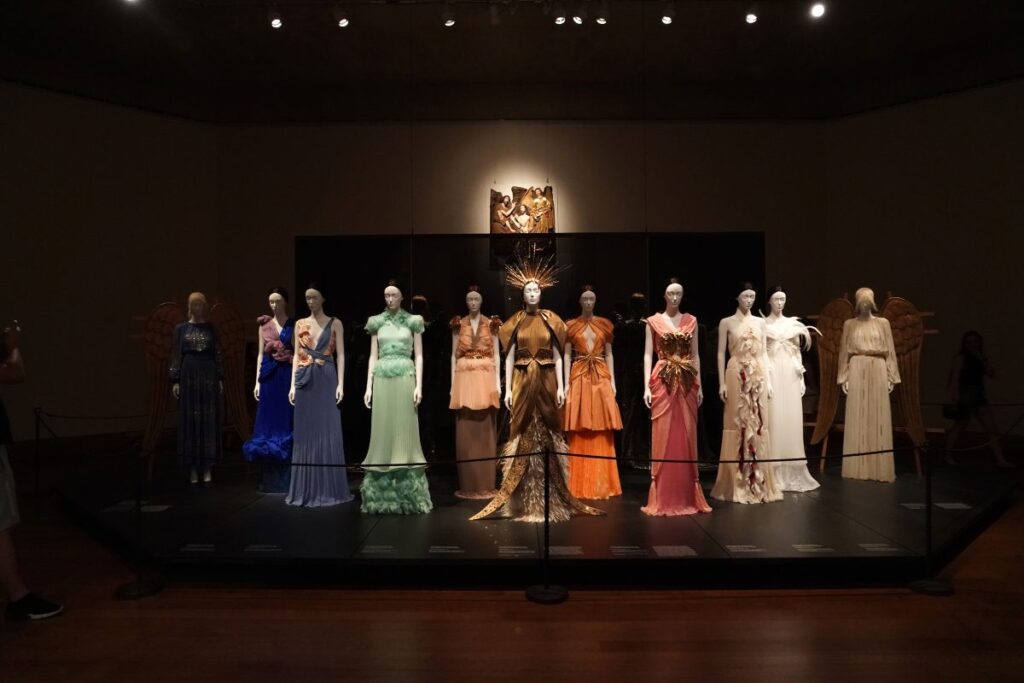 Nebeska tela: Moda i katolička mašta u muzeju Met predstavlja dijalog između mode i srednjovekovne umetnosti. Lutke u modelima/haljinama dizajniranim povodom tog događaja.