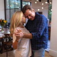 Kako da se volimo ako strepimo od zagrljaja i poljubaca