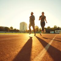 dvoje ljudi trci na stazi