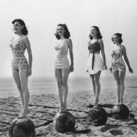 stara slika devojaka u kupacim kostimima