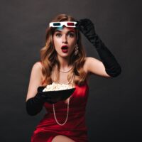 devojka u kostimu za bioskop