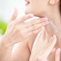 zena maze vrat kremom