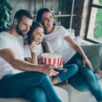 porodica u belim majicama gleda film