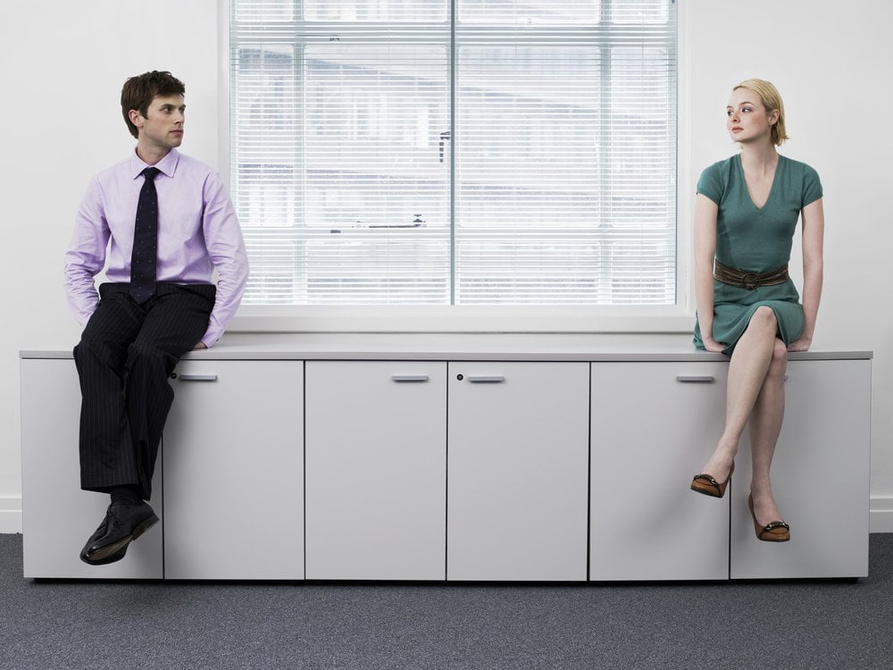 kolege i par - sede odvojeno u kancelariji