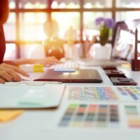 devojka dizajnira na racunaru