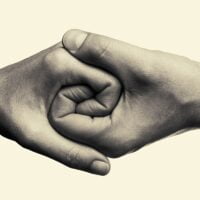 dve ruke koje se drze