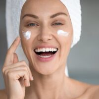 nasmejana devojka negovane koze