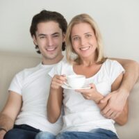 ljubavni par sedi na kaucu