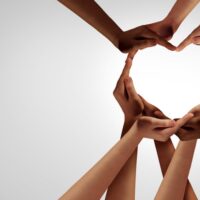 ruke koje formiraju srce