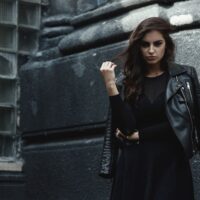 devojka u koznoj jakni