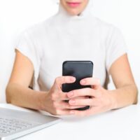ometena zena na telefonu