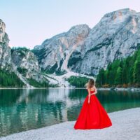 devojka u crvenoj haljini