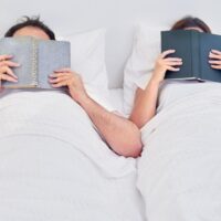 par čita knjige u krevetu