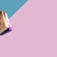 zena nosi shopping kese