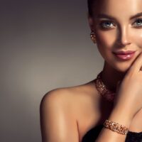 žena sa narukvicom i prstenom