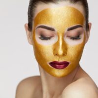 devojka sa zlatnom maskom na licu