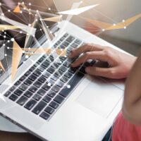 žena kuca na laptopu