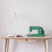 sto sa mašinom za šivenje i magazinom