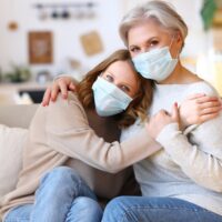 zagrljaj izmedju starije i mladje zene