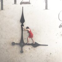 devojka gura kazaljke sata