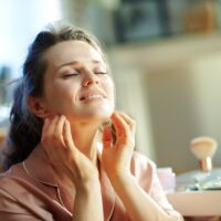 devojka koristi alge kao preparat za lepotu