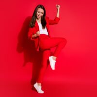 vesela devojka u crvenoj odeci