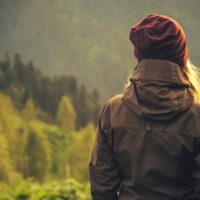 devojka naplju okrenuta ledjima