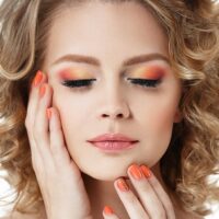 zena sa senkom na ocima, nasminkana