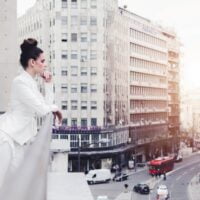 Devojka stoji na terasi