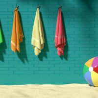 Peškiri za plažu zakačeni na zidu