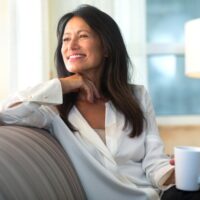 Žena u pedesetim sa šolom u ruci