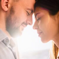 Partneri, muškarac i žena u zagrljaju