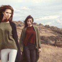 Dve žene u kardiganima