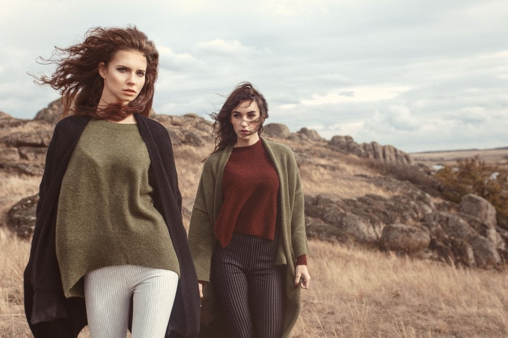 Dve žene u kardiganima