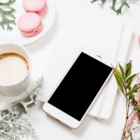 Mobilni telefon, kafa i makarons