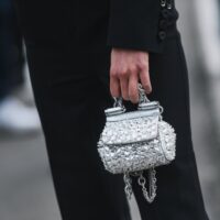 Mala tašna u ruci žene