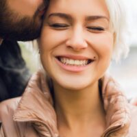 Muškarac ljubi ženu u glavu