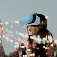 Žena koja gleda kroz 3D naočare