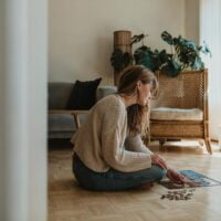 Žena koja slaže slagalicu