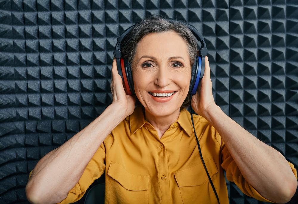 Žena sa slušalicama na ušima