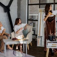 Devojke razgledaju stvari