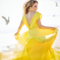 Žena koja pozira u haljini