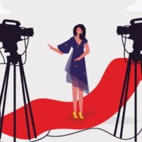 Žena pozira ispred kamera