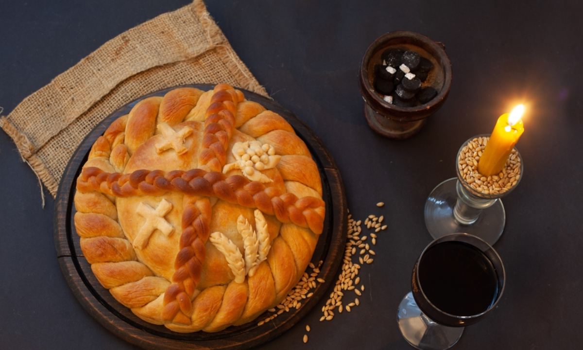 Posni slavski kolač ukrašen raznim ukrasima.